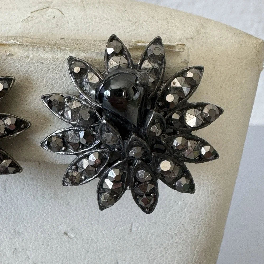Vintage Weiss Brooch‎ Earrings Set Gray Dark Rhinestones Domed Floral Starburst